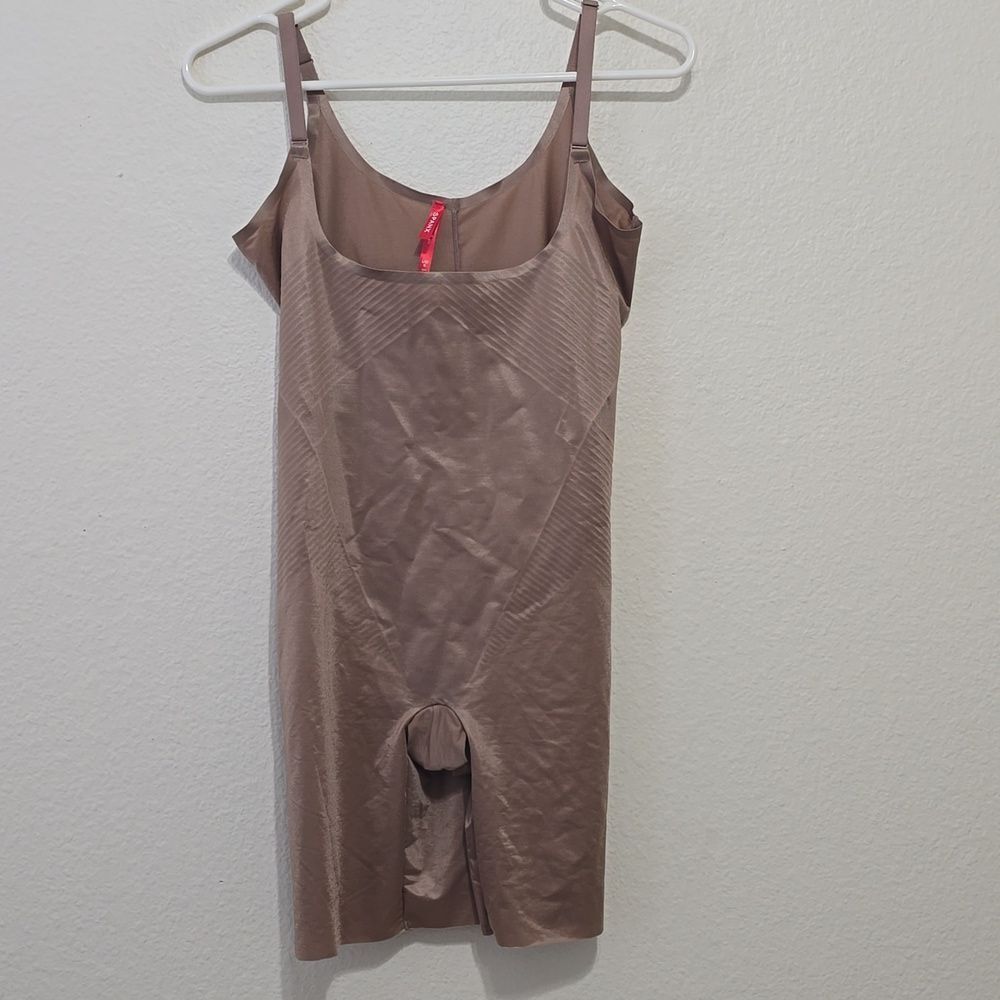 SPANX Thinstincts 2.0 Bodysuit Open-Bust Mid-Thigh Cafe Au L 10235R